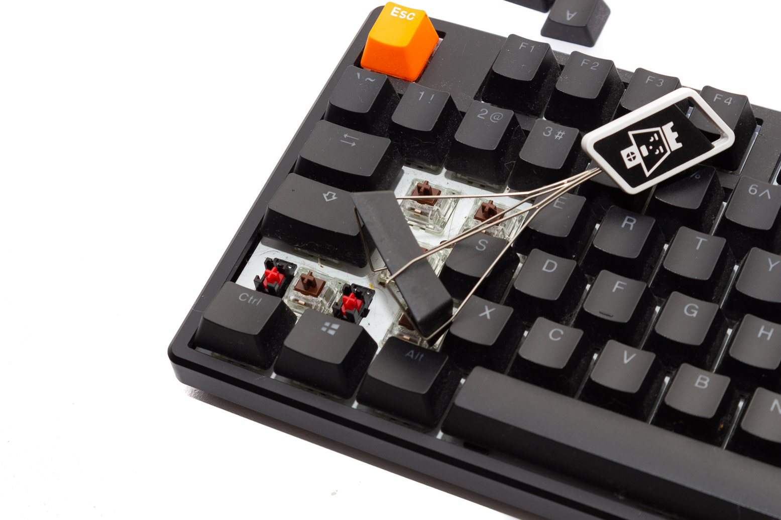 Clean the key switch and the underside of the keycap using compressed air or a soft brush.
Reattach the keycap by aligning it properly and pressing it down firmly until it snaps into place.